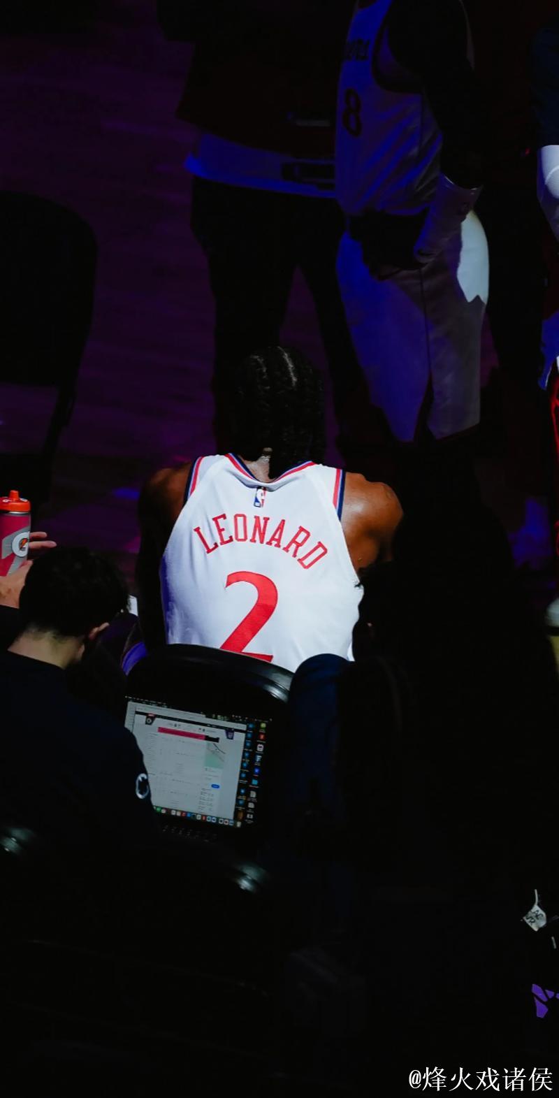 伦纳德37分钟内高效斩获21分,贡献4篮板3助攻1抢断 伦纳德37分钟内高效斩获21分,贡献4篮板3助攻1抢断