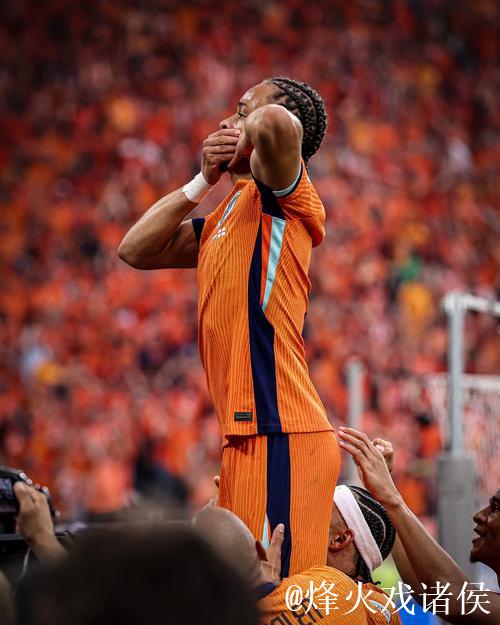 葡体中场西蒙斯:拜仁实力强劲,令人敬畏 葡体中场西蒙斯:拜仁实力强劲,令人敬畏